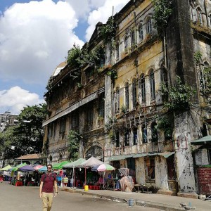 Edificios coloniales en ruinas en Yangon