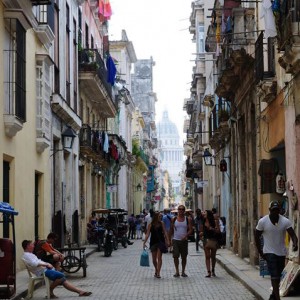 Calle de la Habana con el Capitolio de fondo