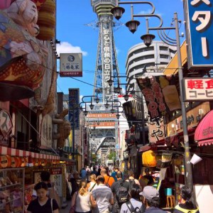 Osaka - Shinsekai con la torre Tsuten-kaku