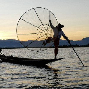 Falso pescador posando en el Lago Inle