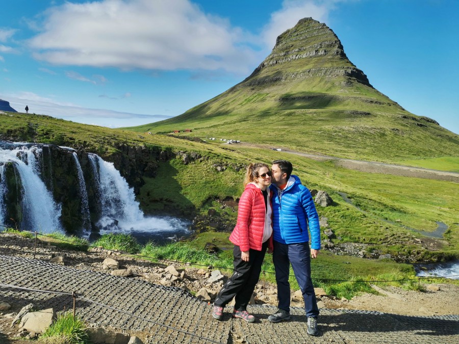 Kirkjufellsfoss y Kirkjufell