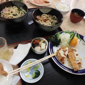 Sopa de udon, inari sushi y tonkatsu