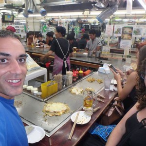 Comiendo okonomiyakis en Okonomi-mura, Hiroshima